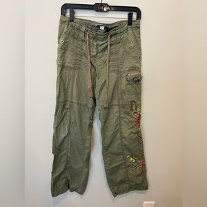 Cargo with flower embroidered detail